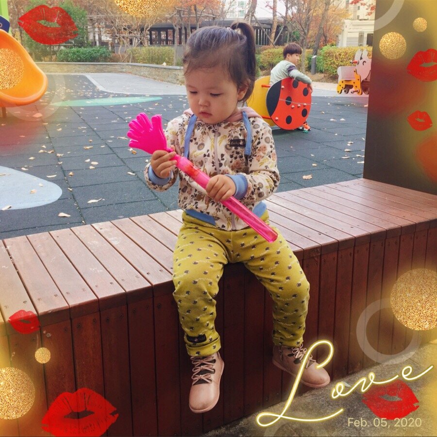 Моя маленькая модель - Дарина 👧🏻❤️

На фото Дарина играет на детской площадке в Южной Корее 🇰🇷 в одежде от бренда Lucky Child из коллекции "Осенний лес" 🍁🍁🍁 
