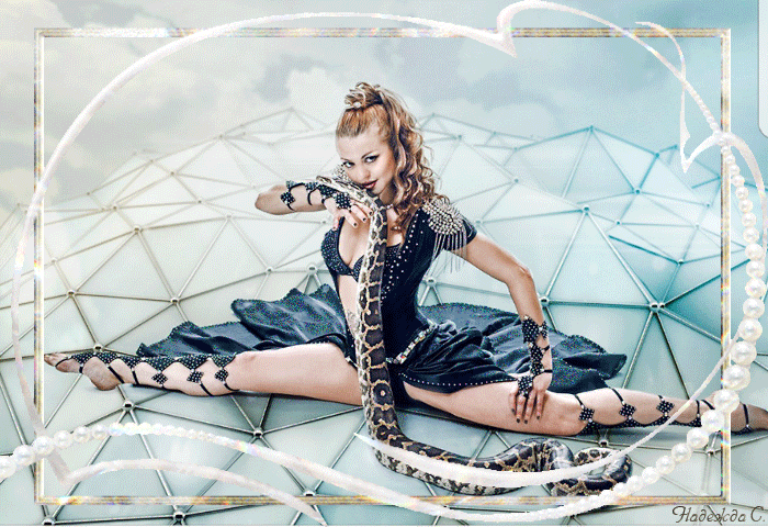 Девушка со змеей