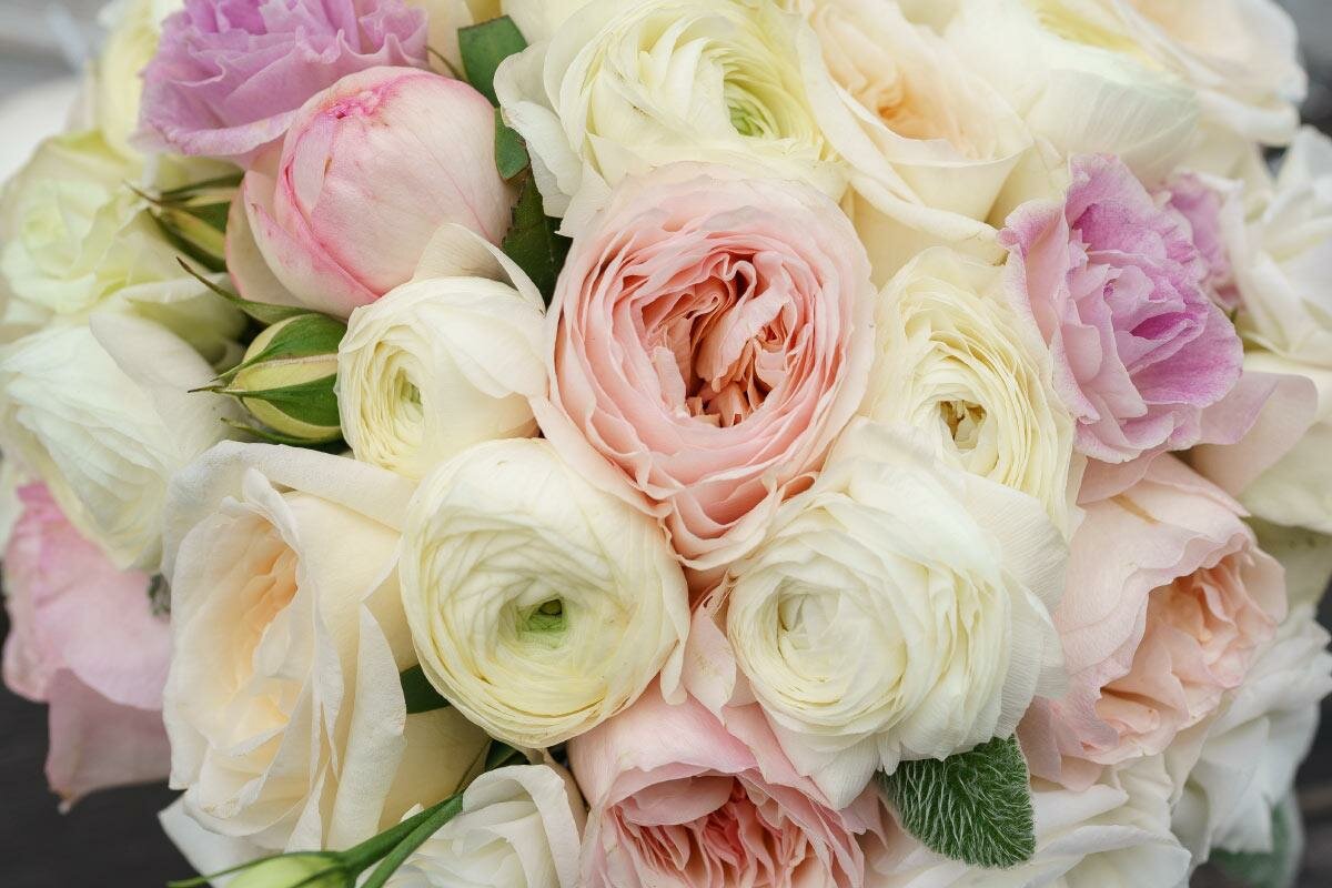 Букет невесты из английских роз, ранункулюсов и эустом (артикул 00847) купить с доставкой в Архангельске