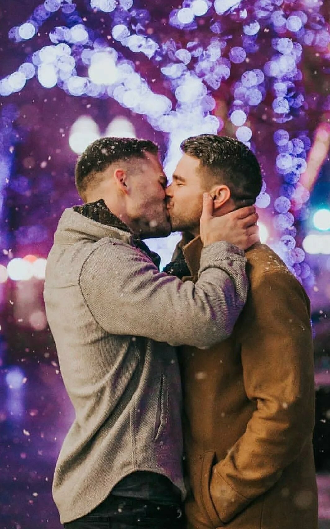 Pics of gay people kissing