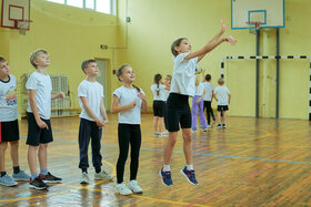 Фото 5. Начались занятия 2-й четверти. На уроке физкультуры. 1, 3 класс