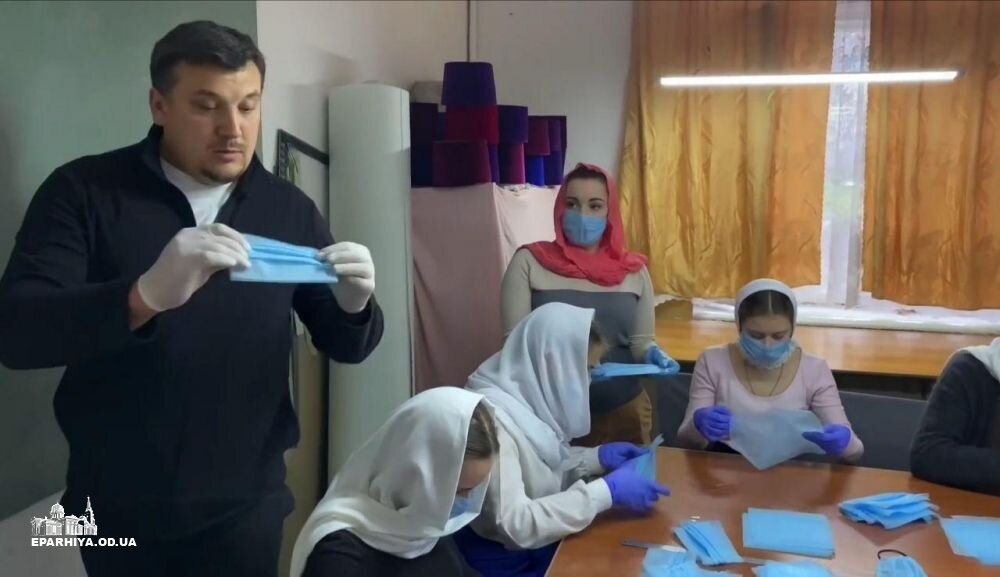 Золотошвейное отделения Одесской духовной семинарии начали пошив индивидуальных средств защиты