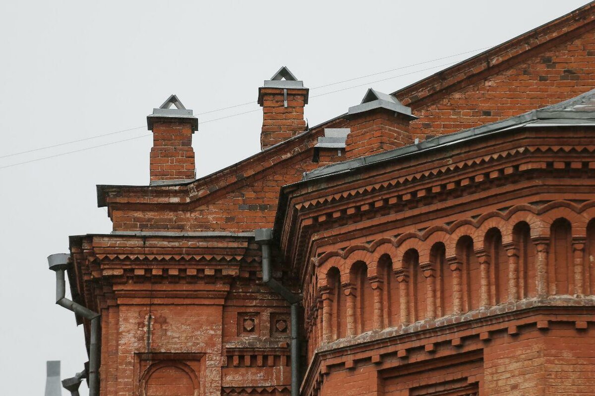 красное кирпичное здание в москве фото