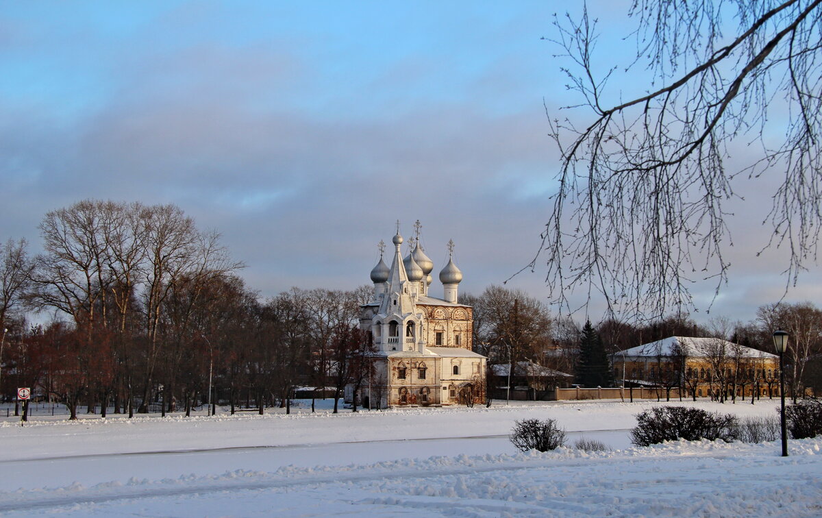 Набережная Вологды.
Церковь Иоанна Златоуста (Мироносицкая).На противоположном берегу реки Вологды виднеется некогда заметная церковь XVII в. Ситуацию спасает лишь то, что набережная VI-ой армии, на которой располагается она и еще несколько исторических построек разного времени и состояния разного удручения, скрыта давно не облагораживавшимися поясом из деревьев. Внутри церкви гуляет ветер, а сама она, и в особенности ее колокольня, нуждается в срочном капитальном ремонте.




IMG 2731 0