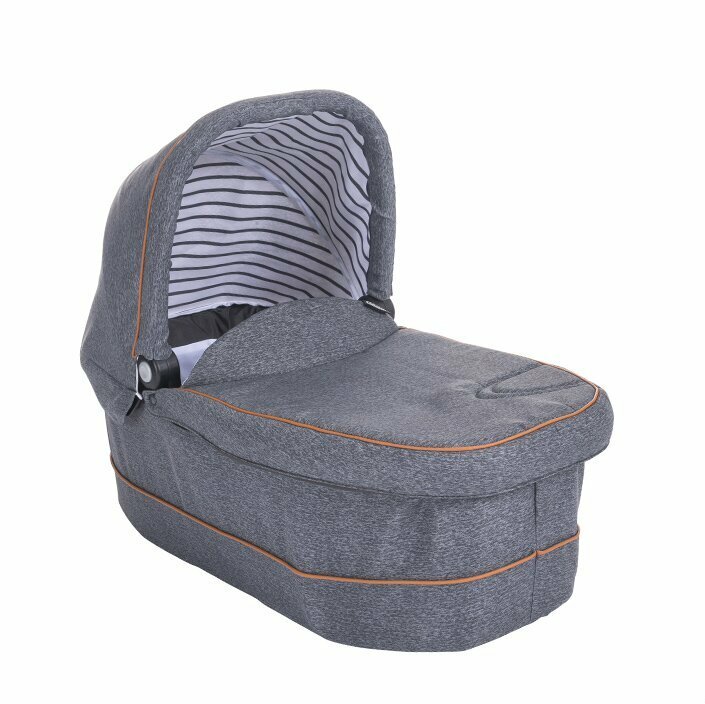 Люлька Graco Evo Luxury Carrycot</br>Цена: 8940 руб.</br>Люлька Graco Evo Luxury Carrycot превращает коляску в полноценную детскую коляску и обеспечивает безопасную и комфортную перевозку ребенка. Съемный вкладыш для новорожденного сохраняет малыша в тепле в холодные месяцы года.

Данная люлька совместима со всеми колясками Graco Evo. Люлька позволяет ребенку путешествовать в оптимальном положении лежа. Мягкая ручка для переноски помогает легко перемещать люльку, она легко складывается для компактного хранения. Подходит для детей с рождения до 6 месяцев &#40;0-9 кг&#41;.</br>