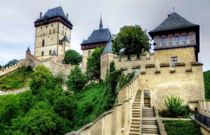 королевский замок карлштейн фото