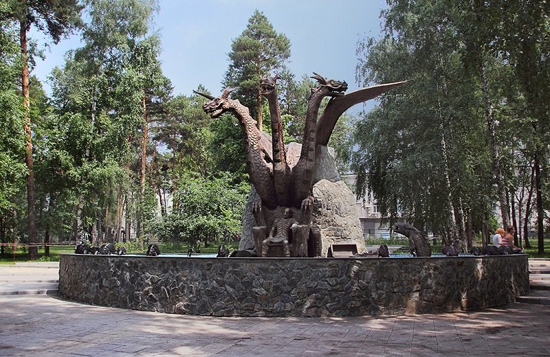 памятник кощею бессмертному и змею горынычу в новосибирске фото