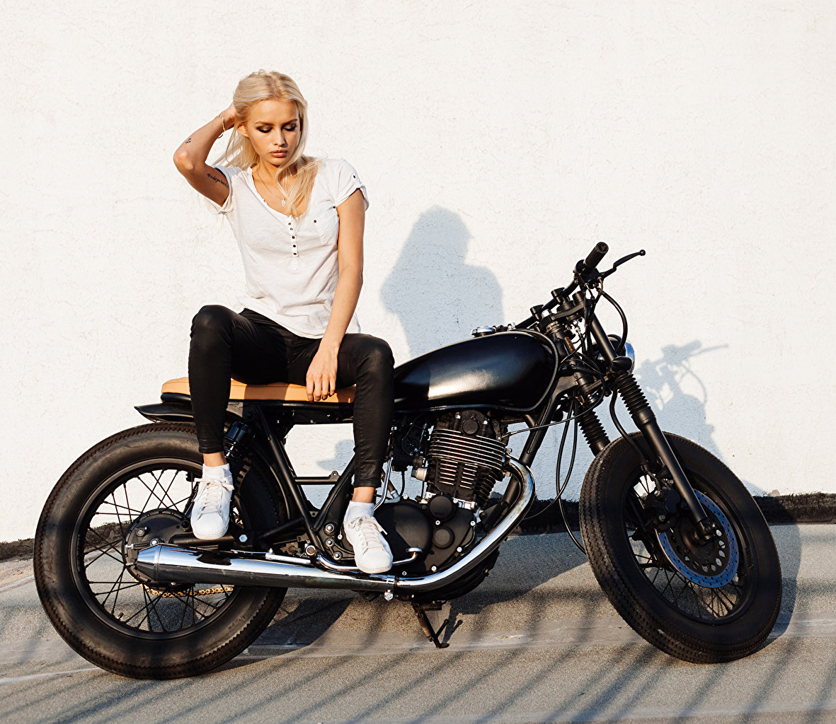 девушка на мотоцикле cafe racer фото