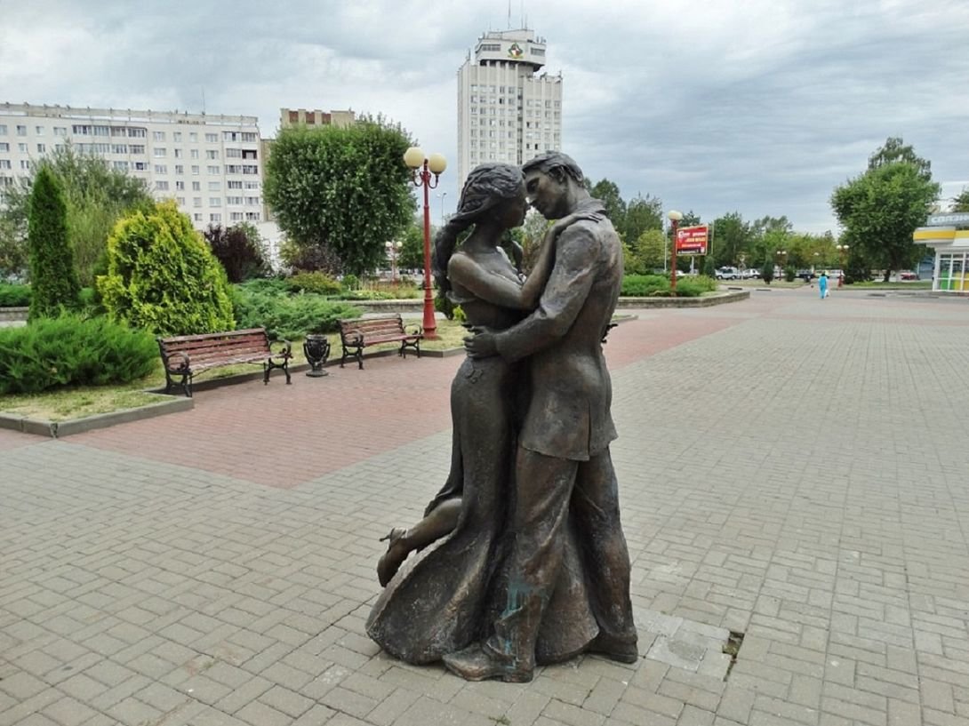 памятник шурику и лидочке в москве фото