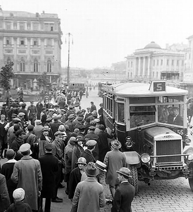 первый автобус в москве 1922 фото