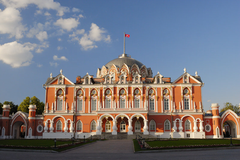 петровский путевой дворец фото