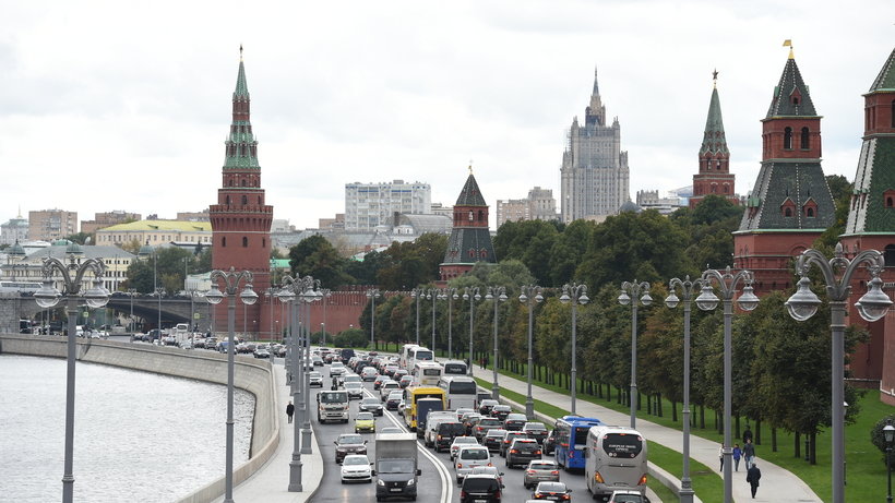 москва кремлёвская набережная фото