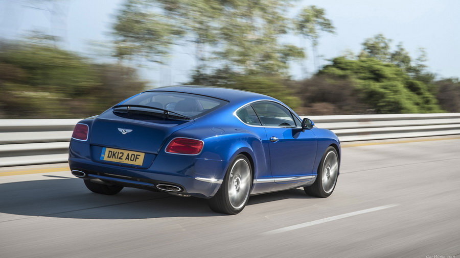 Автомобиль Bentley Continental - Синего цвета, на высокой скорости (вид сзади)
