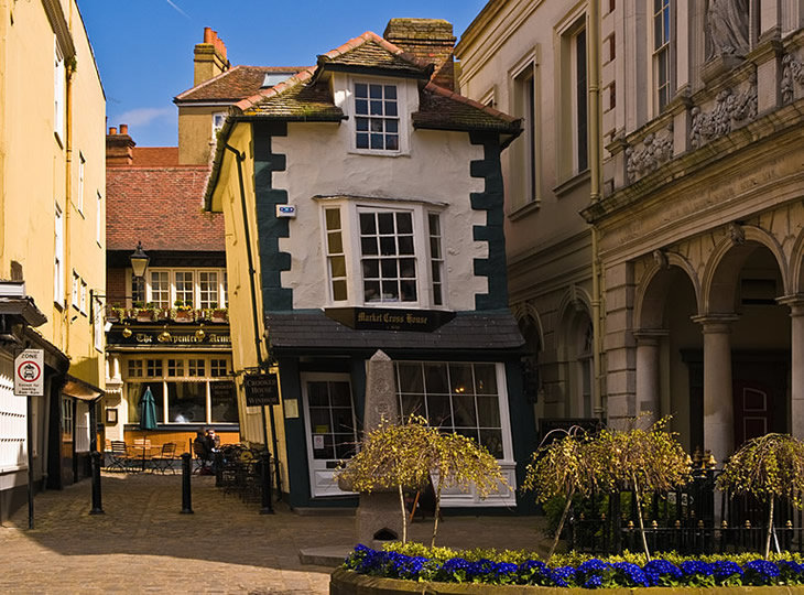 Crooked House of Windsor фото