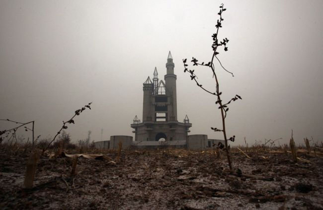 the abandoned wonderland amusement park outside beijing, china фото