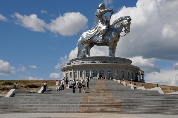 статуя чингисхана в монголии фото