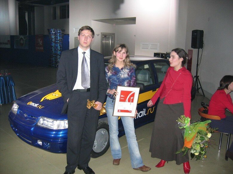 Ноябрь 2004 года. Дмитрий Гришин (CEO Mail.Ru Group) и Анна Артамонова (вице-президент, руководитель бизнес-подразделения Почта и Портал) награждают 20-миллионного пользователя Mail.Ru. Дарят ей машину