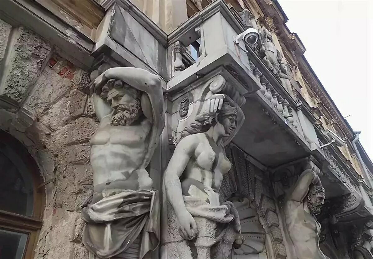 Скульптуры на зданиях