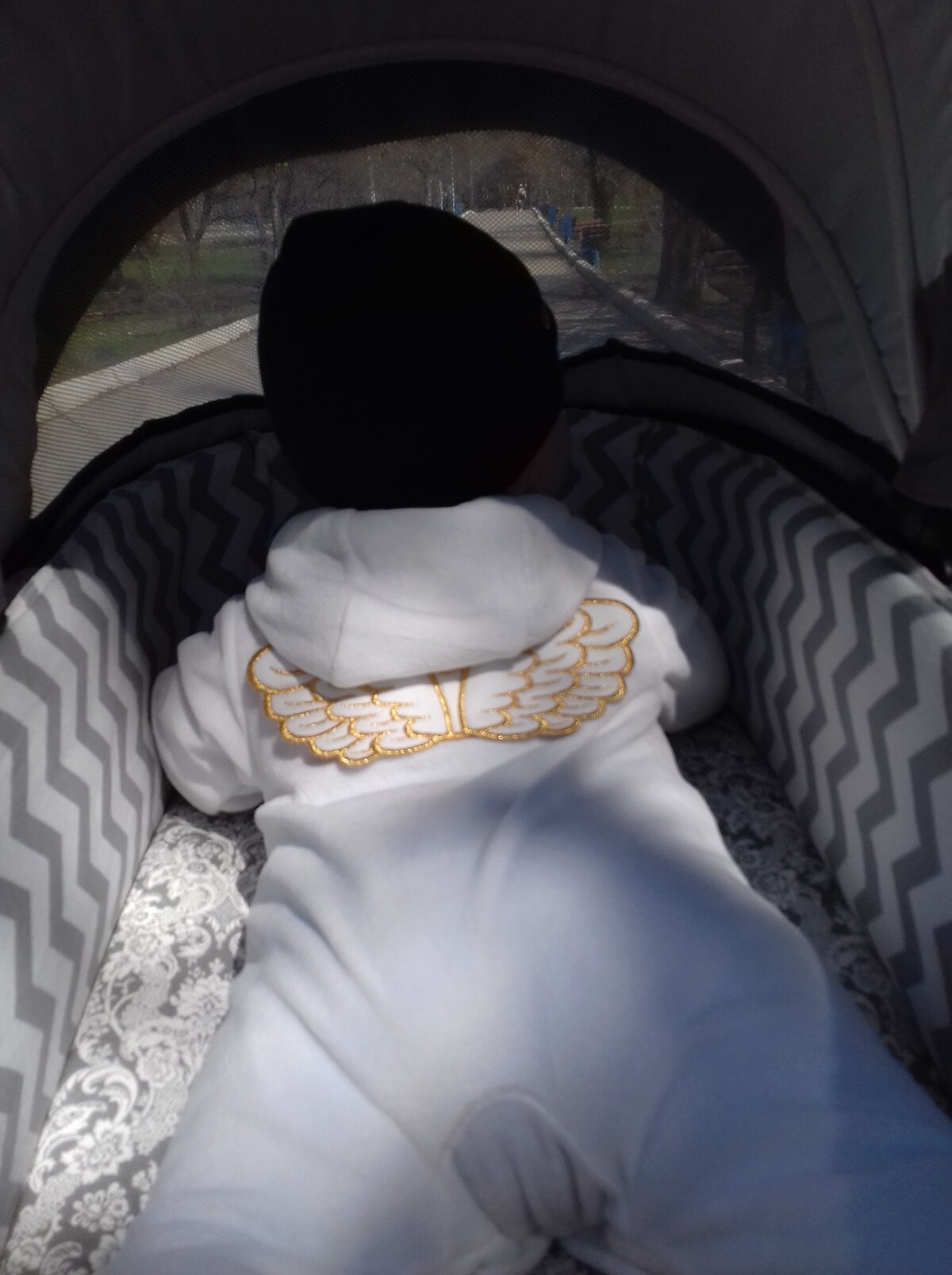 Обожаю эту фотку 🥰 Велюровый комбез-"человечек" - это идеальная одежда для малыша! Удобно надевать, тепло и уютно! А уж восхищённые взгляды прохожих 😍 это дополнительный приятный бонус!)