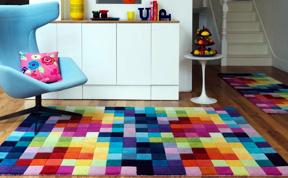 комната с разноцветными коврам фото