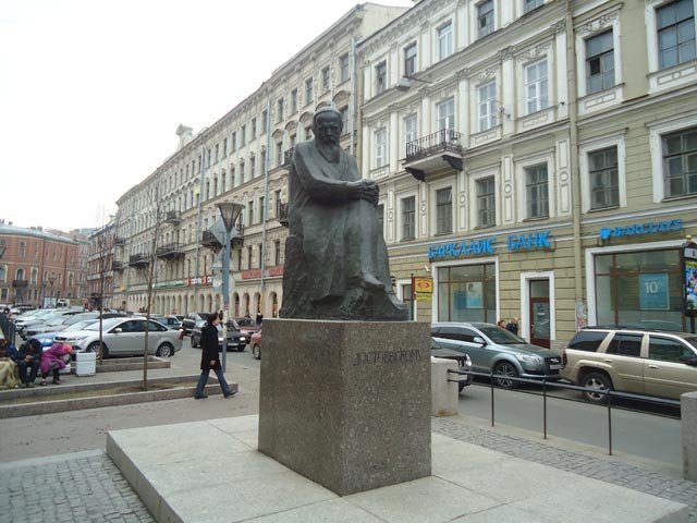 памятник достоевскому в санкт петербурге фото