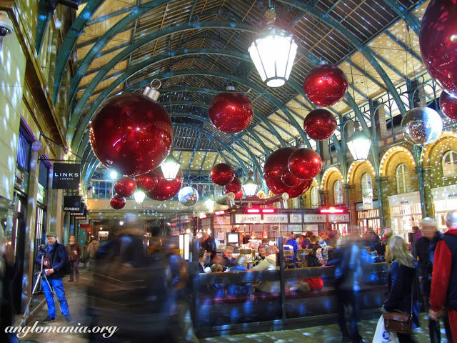christmas on covent garden, лондон, великобритания фото