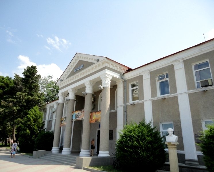 На набережной курорта в направлении Тонкого мыса находится историко-краеведческий музей (Геленджик). Его хранилища насчитывают 86 тысяч экспонатов.