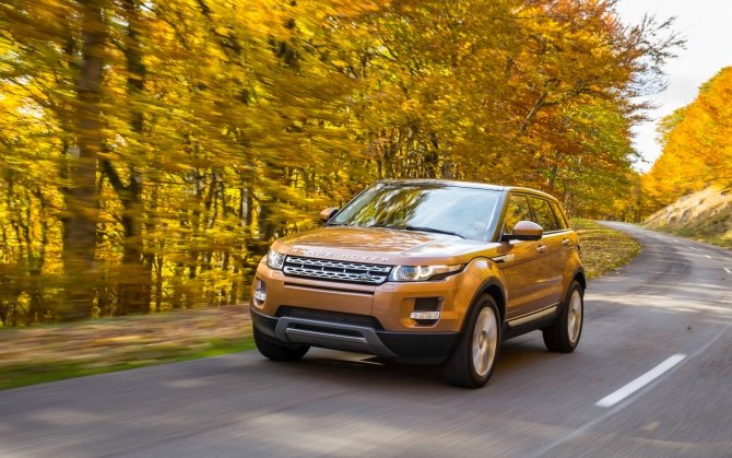 Автомобиль Range Rover Evoque - В движении, спереди 