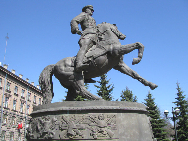 памятник жукову в екатеринбурге фото