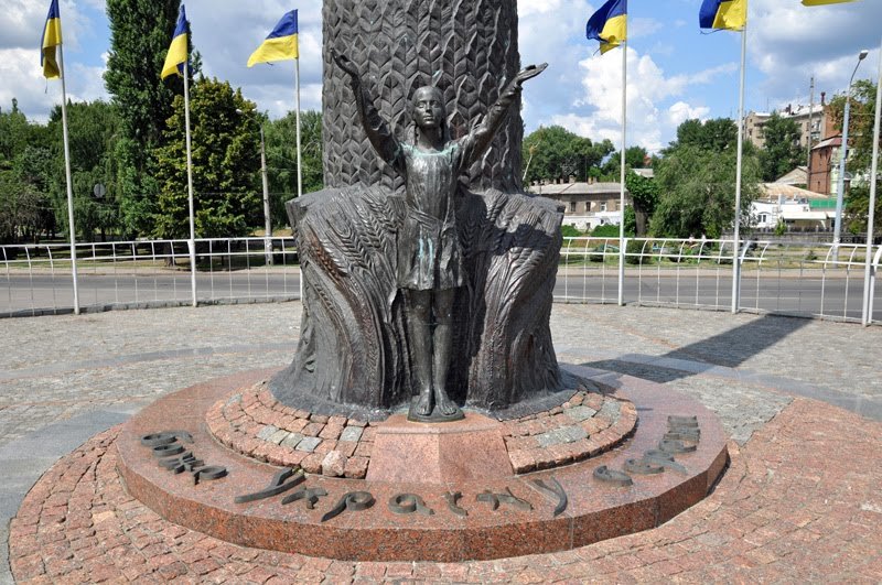 памятник татьяне снежиной в луганске фото