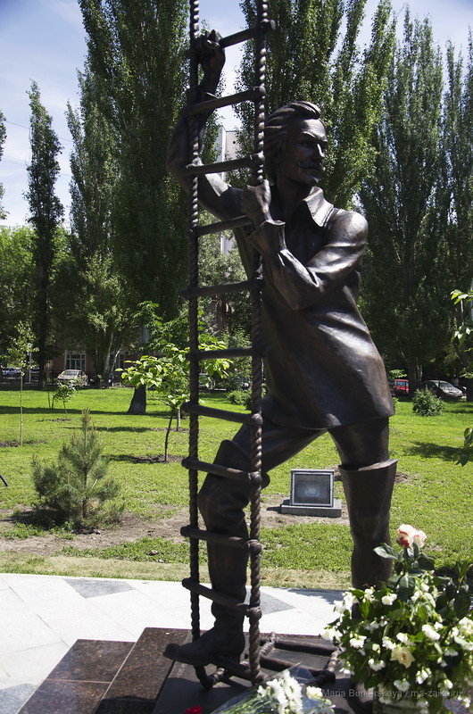памятник олегу янковскому в саратове фото