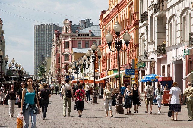 улицы москвы арбата с людьми фото