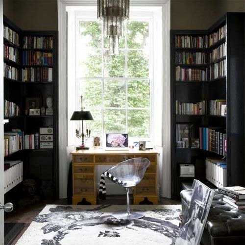 стол с книжными полками у окна фото