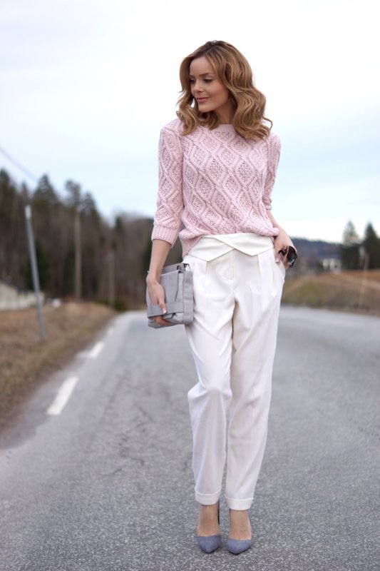 Нежно-лиловый свитеш с шомбами.