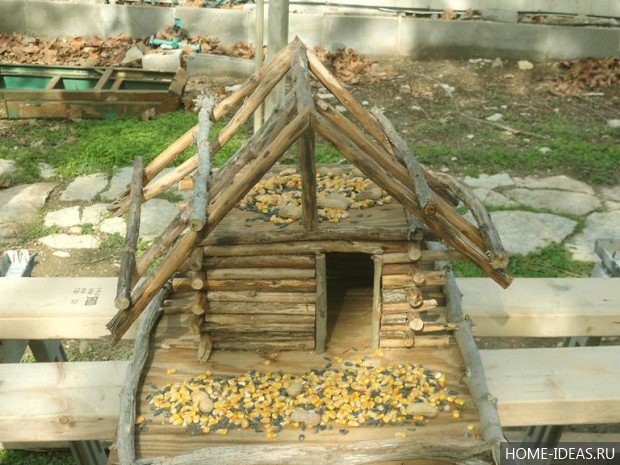 домик из соломы и природного материала фото