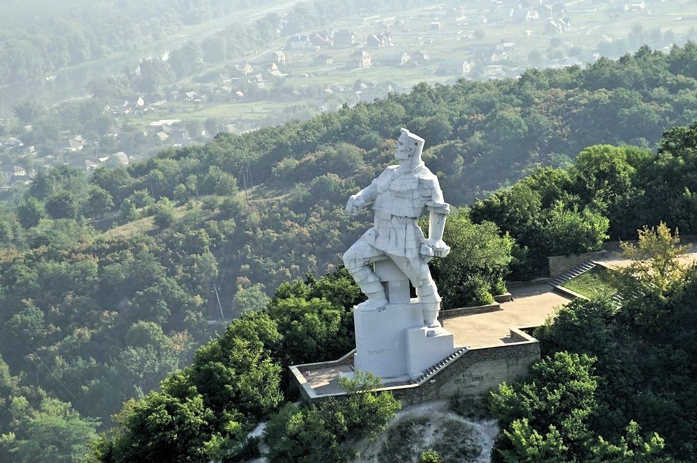 памятник артёму святогорск фото