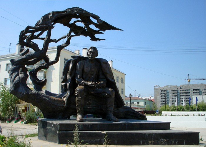 памятник кулаковскому в якутске фото