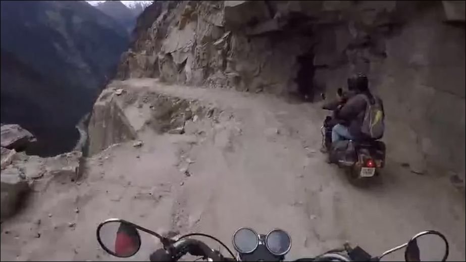 Экстремальная поездка на мотоцикле по горной дороге