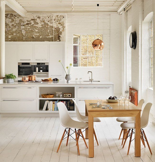 Скандинавская кухня со стенами белого цвета.