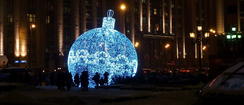 новогодний шар в москве на манежной площади фото