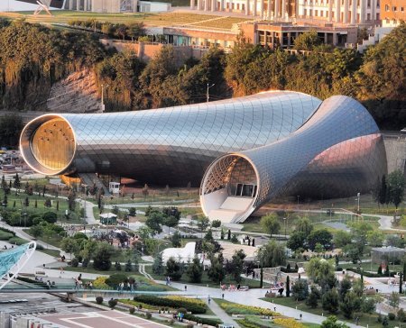 футуристическая архитектура тбилиси фото
