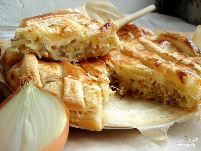 пирог из слоёного теста с капустой и яйцом фото