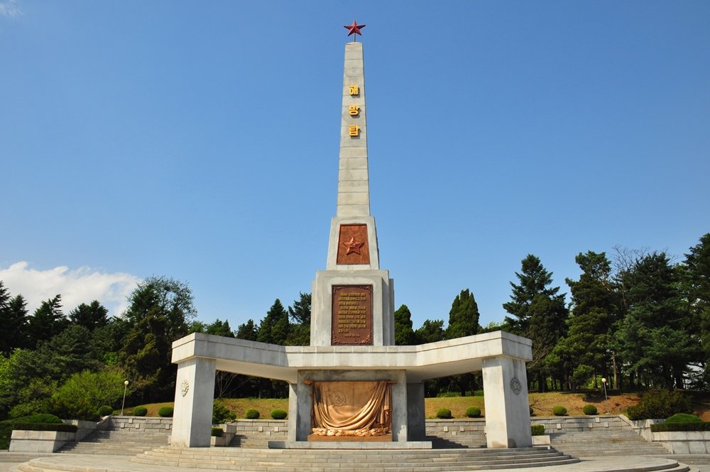 монумент освобождения в пхеньяне фото