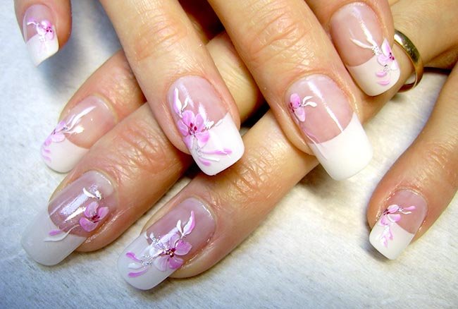 Гелевые ногти с белым рисунком.