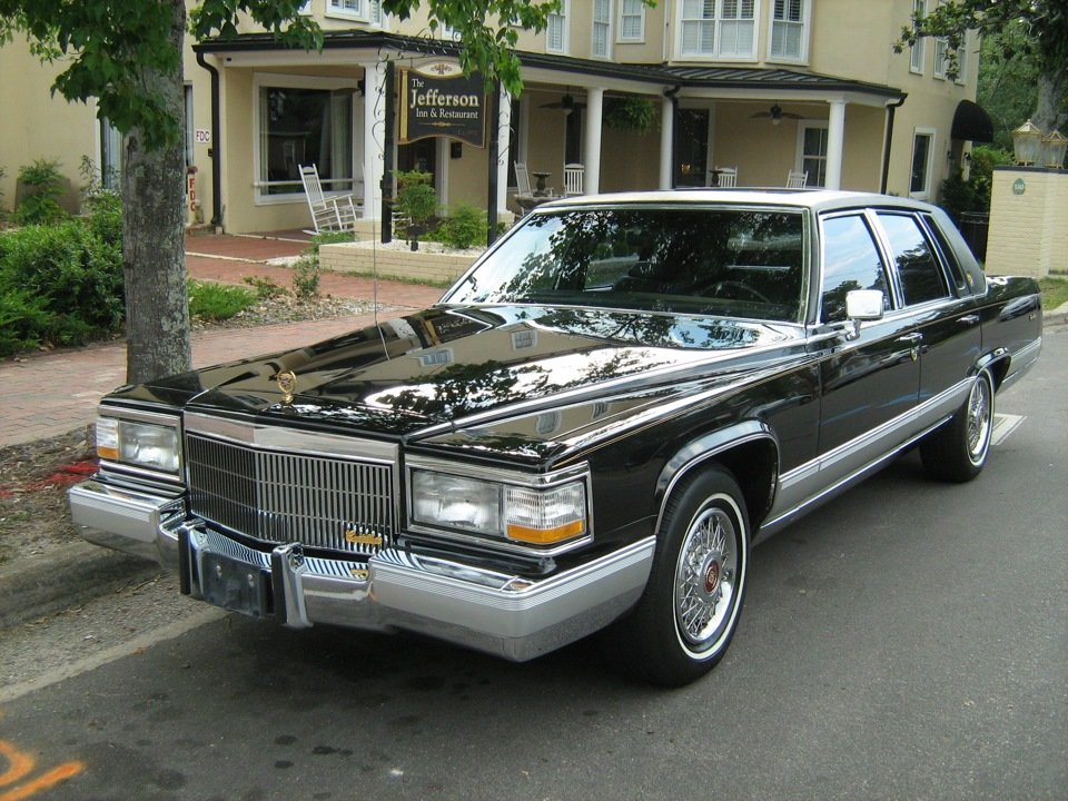 Розовый cadillac fleetwood
