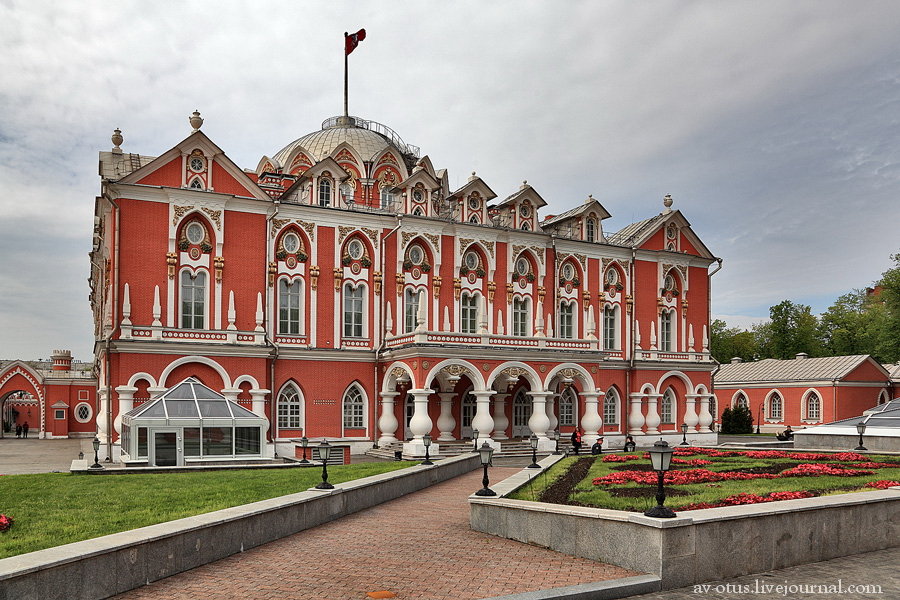 петровский путевой дворец в москве фото