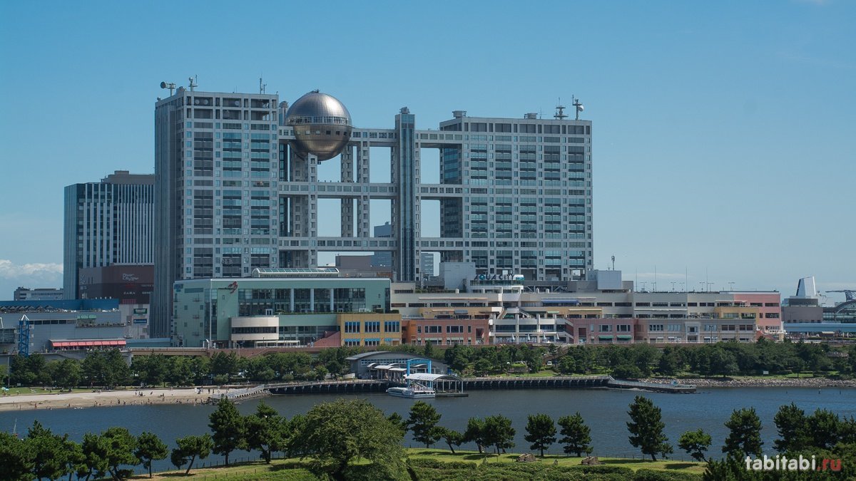 здание fuji television в одайбе, токио фото