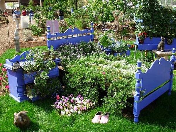 цветник из старой кровати фото