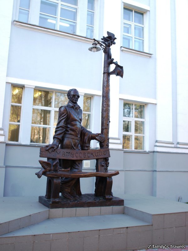 памятник матусовскому в луганске фото
