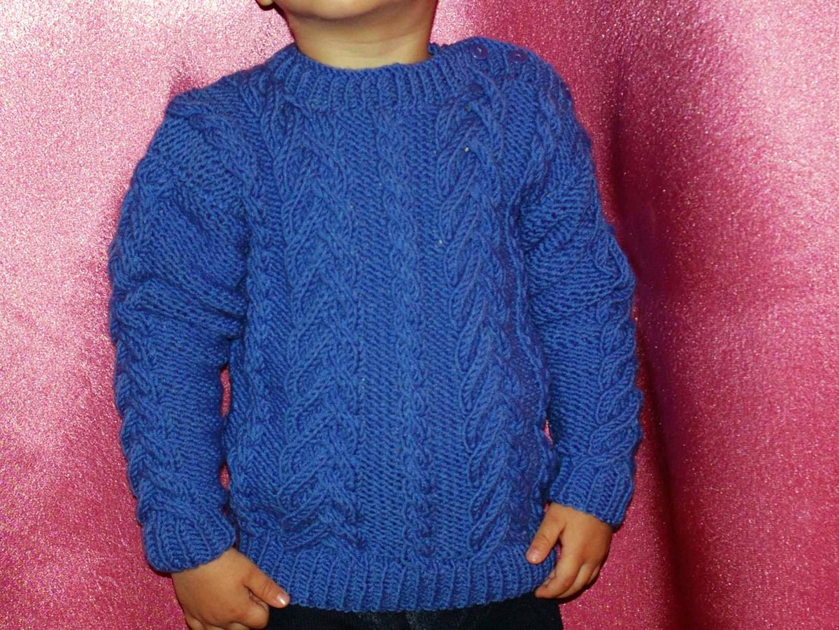 Синий свитер с узором на мальчика